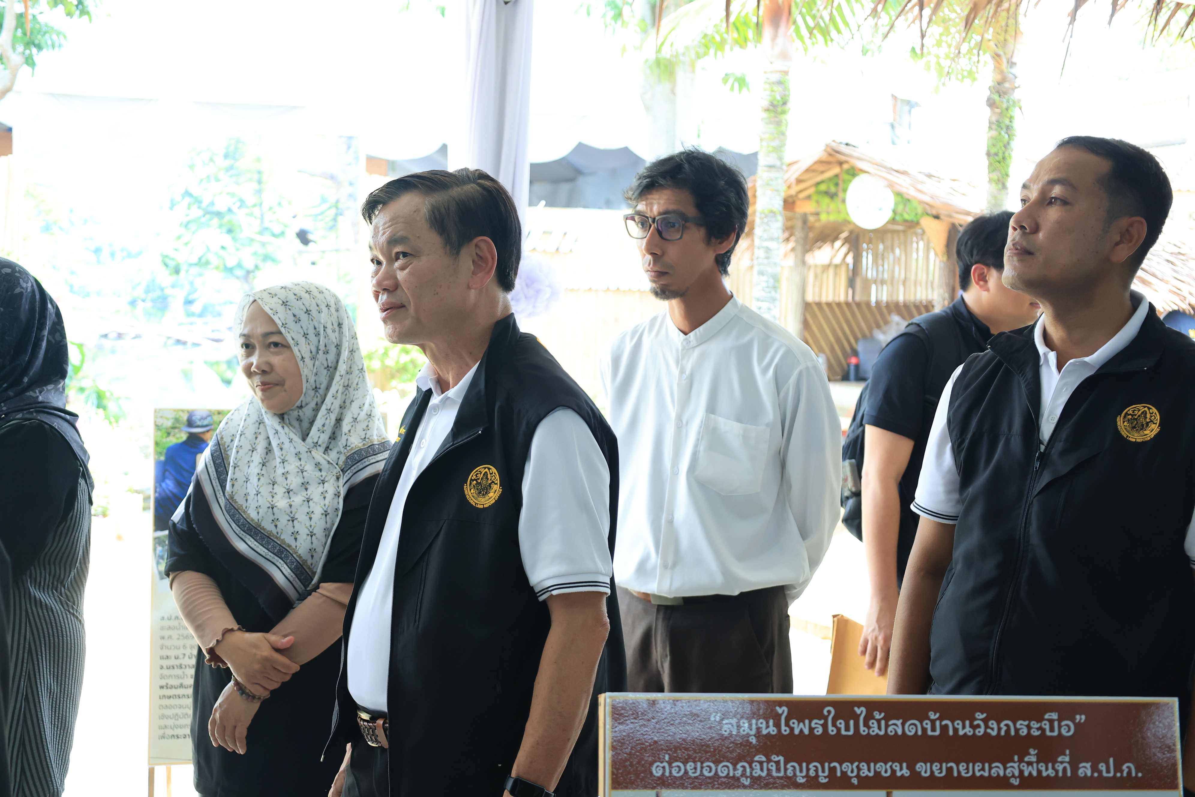title - เลขาธิการ ส.ป.ก. พร้อมคณะ เยี่ยมชมบูธนิทรรศการ ของ ส.ป.ก.นราธิวาส ภายในงานวันลองกองในงาน